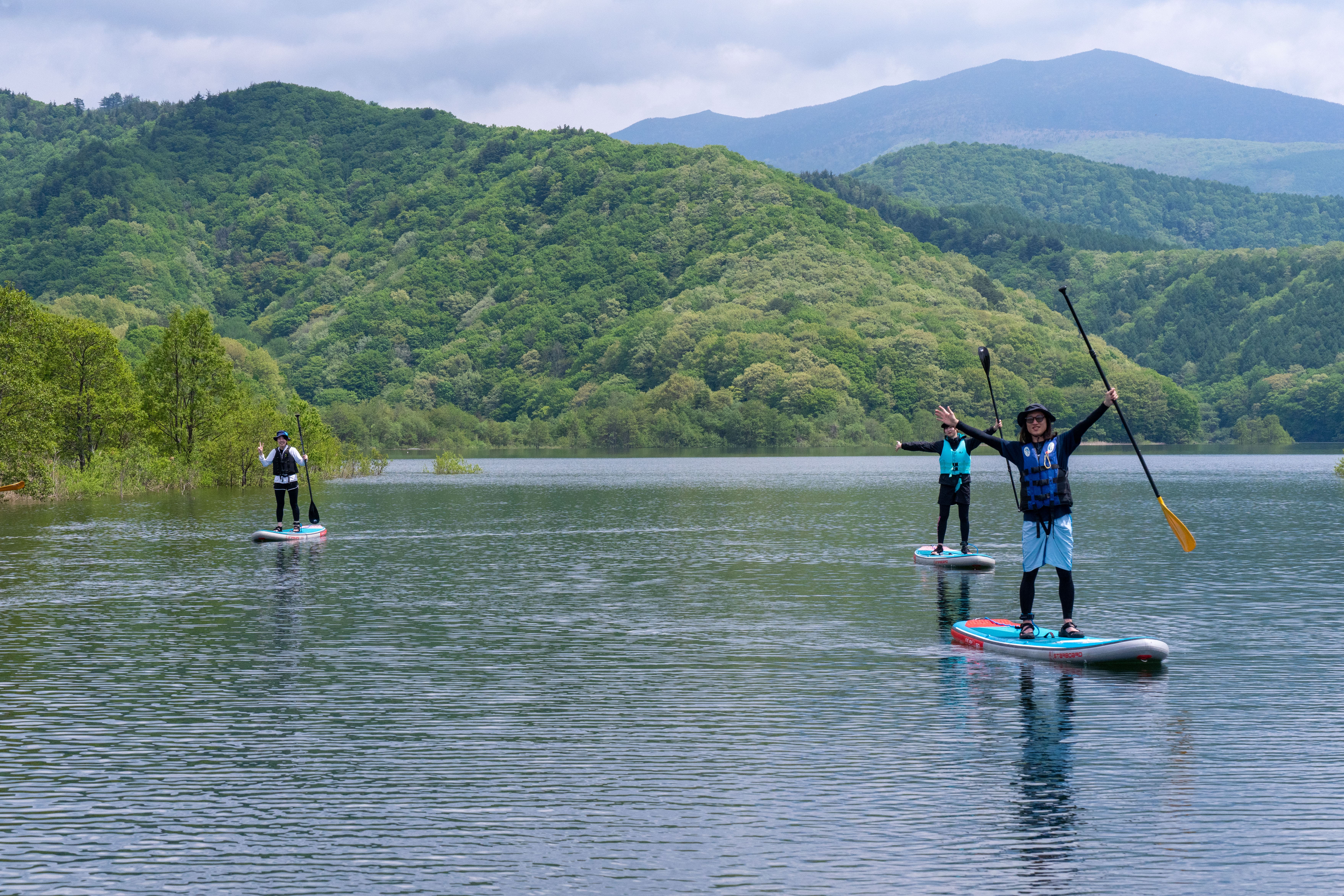 会津若松の観光・体験スポット 秋元湖で楽しむSUP体験の様子