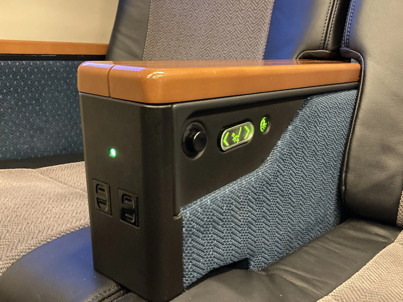 E6系グリーン車コンセントイメージ