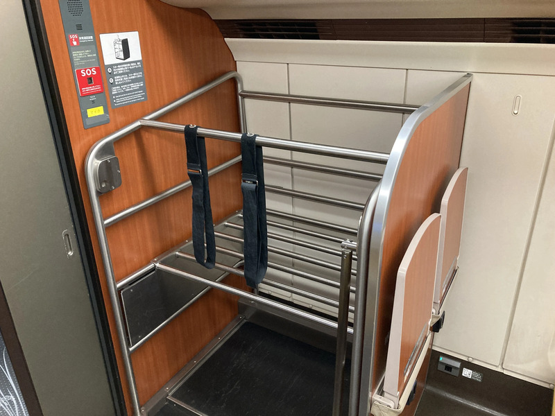 普通車車内の荷物置き場