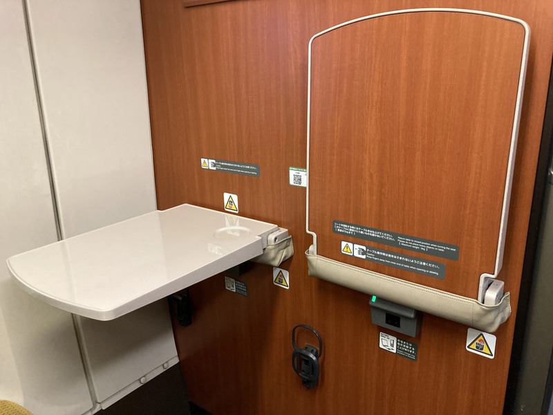 E6系普通車車端部テーブルイメージ