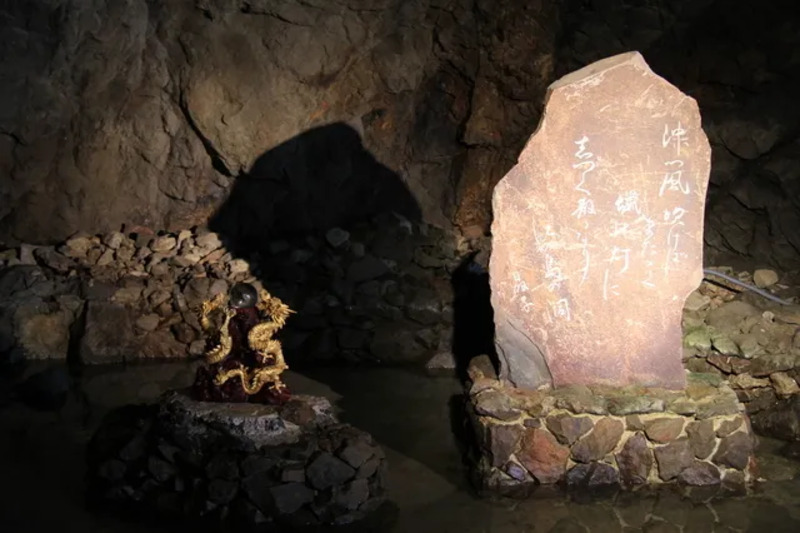 江の島の観光スポット 江の島岩屋