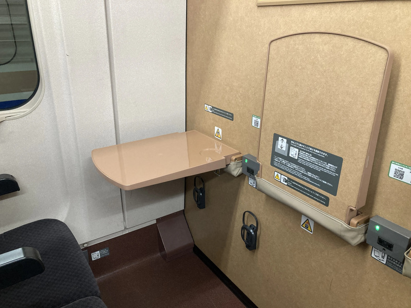 E7系普通車車端部テーブルイメージ