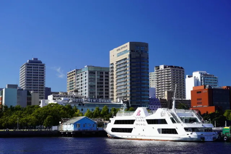 神奈川の観光スポット 横浜港を航行するマリーンルージュ