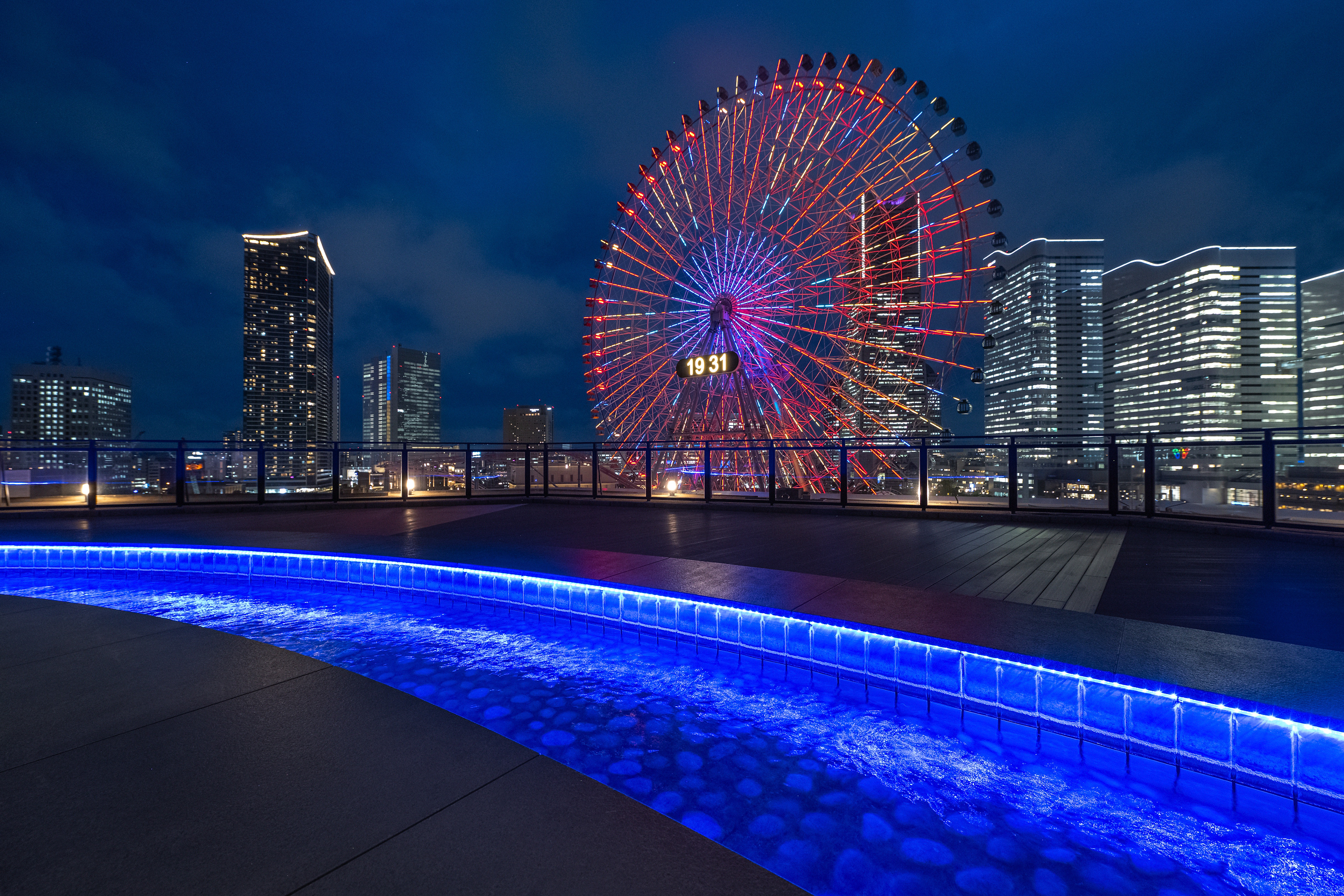 横浜みなとみらいの温泉施設 万葉倶楽部 展望足湯庭園