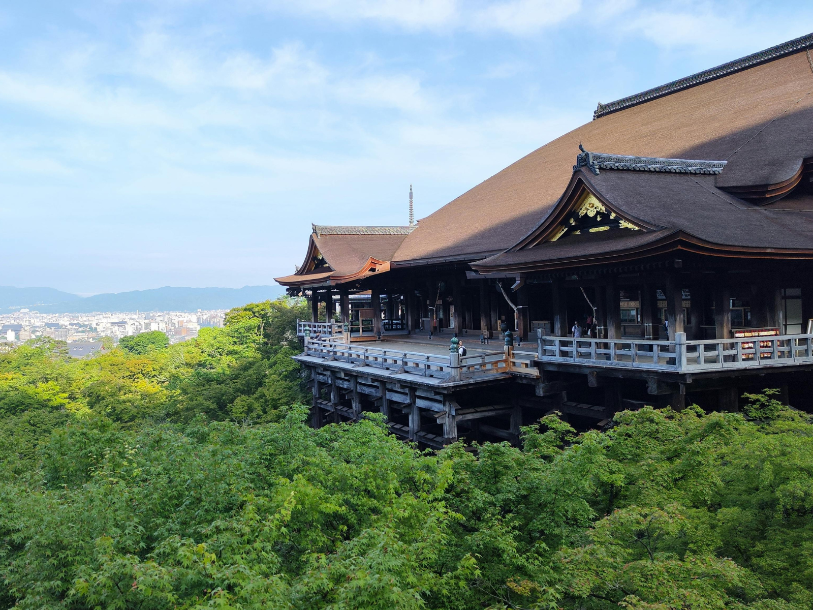 京都観光で人気の清水寺の本堂と舞台