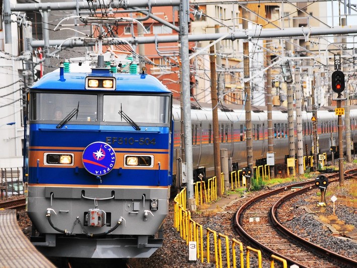 尾久駅を通過する寝台特急「カシオペア」EF510形電気機関車