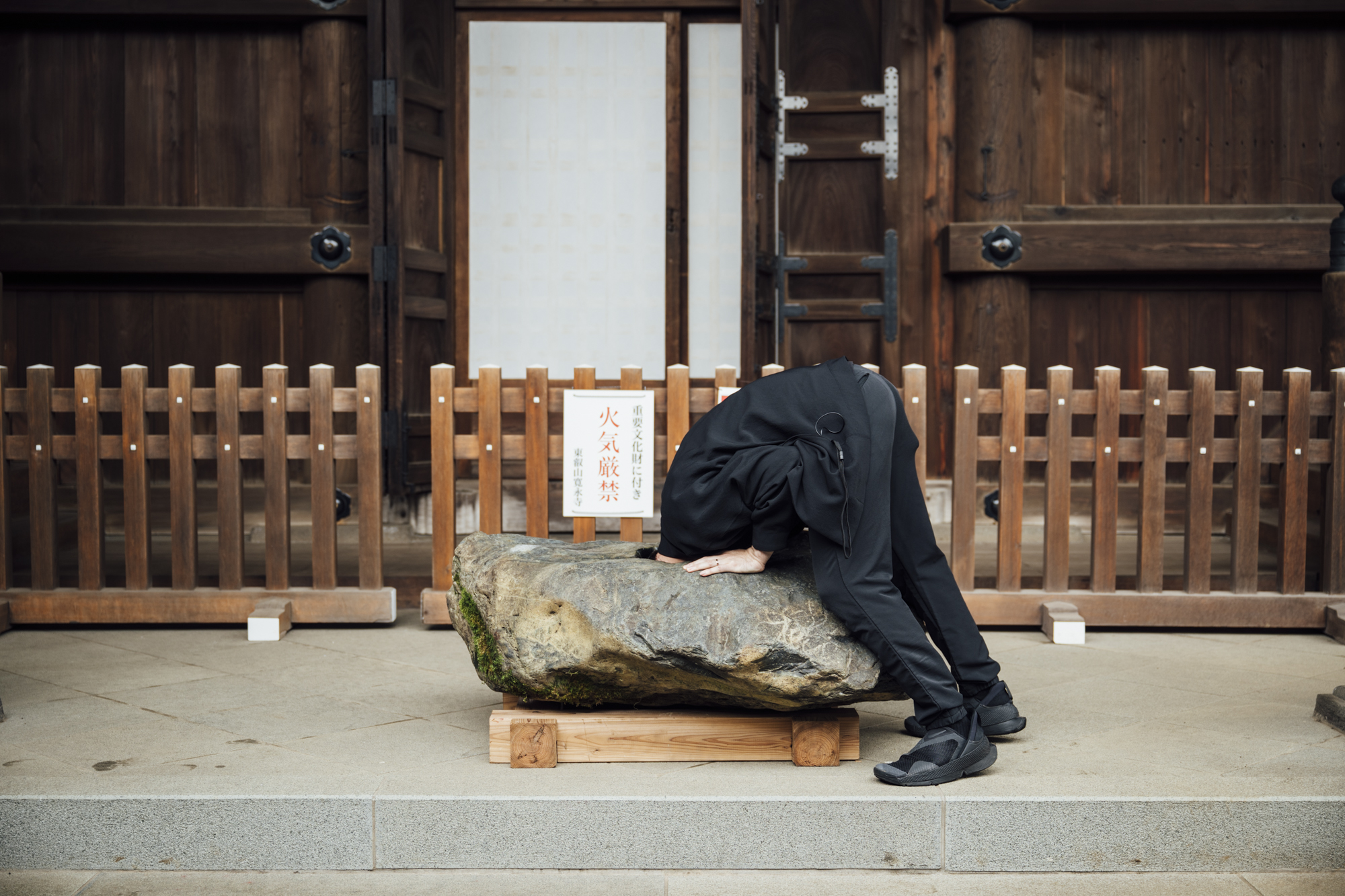 アートイベント「東京ビエンナーレ」黒川岳《石を聴く》
